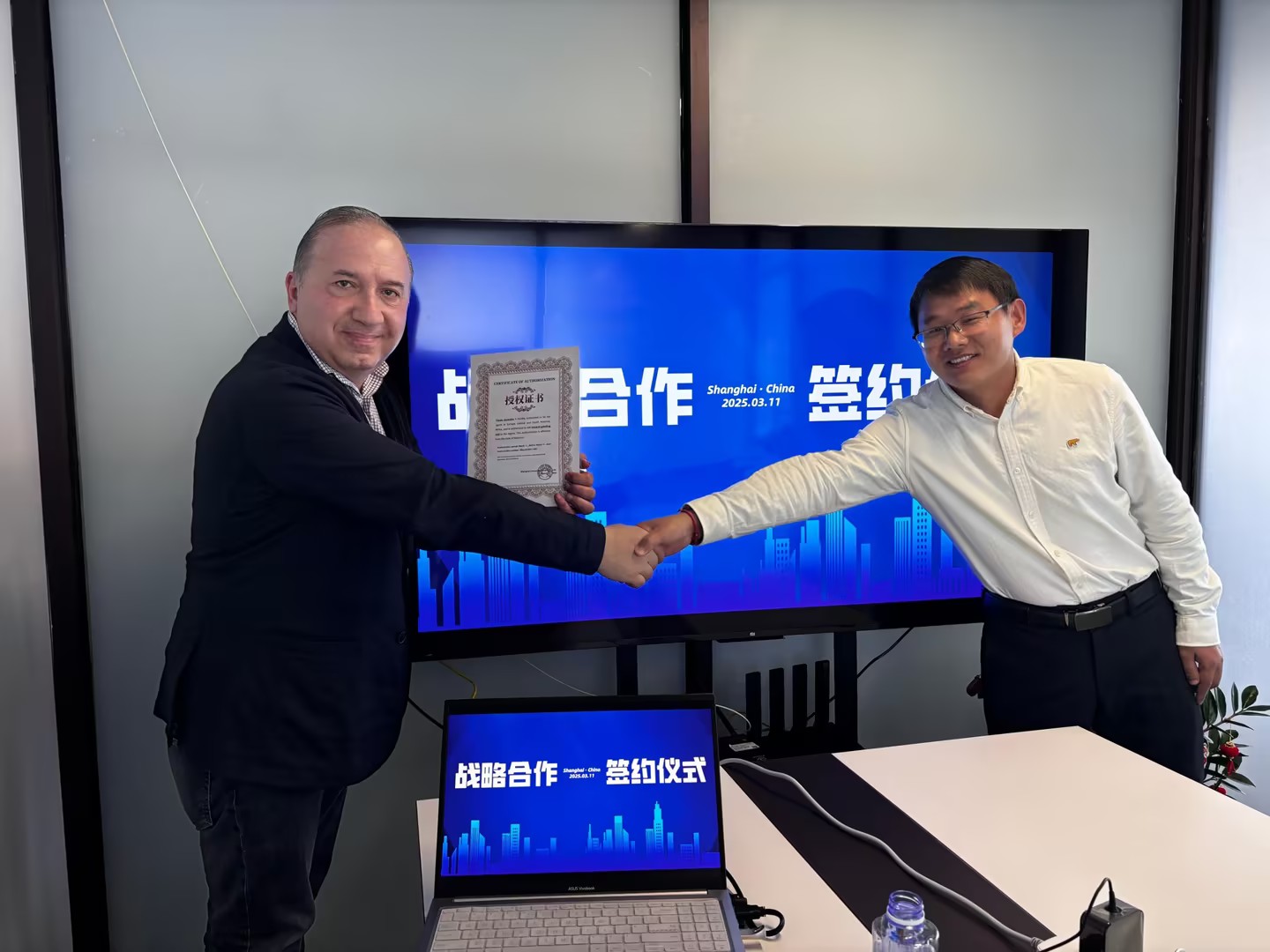 Join hands for win-win results and create a better future! Shanghai Cronus and Mr. FS signed a contract successfully!